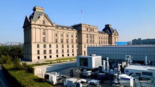 选择约克(York)家用中央空调的原因可以从品牌背景、技术优势、产品性能及用户体验等多个维度分析,以下是一些关键点:
---
### **1. 百年品牌,技术积淀深厚**
- **历史与口碑**:约克成立于1874年,是全球知名的暖通空调品牌,尤其在商用领域长期领先,技术成熟度和可靠性有保障。
- **专业研发**:作为江森自控(Johnson Controls)旗下品牌,约克共享集团资源,在节能、智能控制等领域有核心技术(如变频技术、温湿度精准调节)。
---
### **2. 高效节能,运行成本低**
- **高能效比**:约克中央空调采用全直流变频技术,部分机型达到国家一级能效标准,长期使用更省电。
- **环保冷媒**:使用R410A等环保制冷剂,制冷效率高且对环境影响小。
- **智能节能模式**:通过AI算法或分区控制,自动调节能耗,避免浪费。
---
### **3. 舒适性突出**
- **均匀送风**:中央空调避免直吹,室内温差小,体感更舒适。
- **湿度控制**:部分机型支持除湿/加湿功能,适应南方梅雨或北方干燥气候。
- **静音设计**:室内机运行噪音低至20分贝左右,适合对安静要求高的家庭。
---
### **4. 适配性强,满足多样需求**
- **灵活配置**:针对不同户型(公寓、别墅)提供多联机、风管机等解决方案。
- **美观节省空间**:隐蔽式安装,仅保留出风口,提升家居美观度,适合现代装修风格。
- **兼容性佳**:可与新风系统、地暖联动,打造全屋智能环境。
---
### **5. 智能控制与稳定性**
- **智能互联**:支持手机APP远程控制、语音助手(如天猫精灵、小度)联动,方便随时调节。
- **耐用性强**:核心部件(压缩机、电机)质量可靠,故障率低,使用寿命长达15-20年。
---
### **6. 专业服务保障**
- **安装团队**:约克拥有认证服务商体系,提供标准化安装,避免“三分产品七分装”的问题。
- **售后网络**:全国覆盖的维修网点,部分机型提供5-10年质保,售后响应快。
---
### **7. 性价比优势**
- 相比日系品牌(如大金、三菱电机),约克在同等性能下价格更具竞争力;对比国产头部品牌(如格力、美的),其技术沉淀和高端机型表现更优。
---
### **适合人群**
- 追求舒适体验的中大户型家庭。
- 注重节能与长期使用成本的用户。
- 需要空调与家居装修风格融合的业主。
---
### **总结**
约克家用中央空调综合了品牌技术实力、高效节能、舒适体验和可靠服务,尤其适合对生活品质有较高要求的家庭。若预算适中且看重长期使用价值,约克是性价比较高的选择。建议根据具体户型、气候条件咨询当地经销商,对比型号后决策。 by Hailuo AI Video Generator