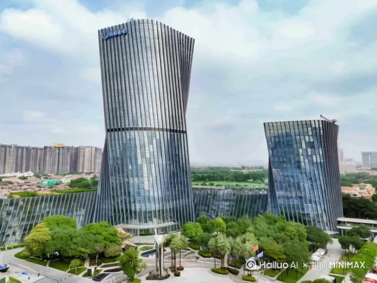 仰视镜头
以图片大楼为背景镜头从低处仰视，展示一条繁忙的城市街道。街道两旁是建筑物，行人穿梭其中。行人缓慢行走，用手扇风，显得非常炎热。
轻微的热浪效果，模拟空气中的热流。[推进,上升]
 by Hailuo AI Video Generator