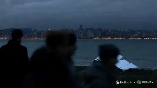 孤独的城市夜景
阴天的海边
模糊的人影
破碎的镜子 by Hailuo AI Video Generator