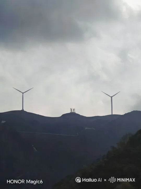 从前，有一个美丽的小村庄，被青翠的山峦和潺潺的溪流环绕。这个村庄里生活着一个勇敢的年轻农夫，名叫李明。李明长得高大英俊，拥有一双锐利的眼睛和一颗聪明的心。他在村民中享有很高的声誉，因为他勤劳、诚实，还有一身好武艺。

有一天，村庄附近的森林里出现了妖怪。这个妖怪长相恐怖，绿色的皮肤像蛇般滑腻，头上长着两只弯曲的角，眼睛里透露着邪恶的光芒。它开始骚扰村民，偷走他们的食物和家畜，甚至还敢直接攻击村民。大家都害怕这个妖怪，没人能制服它。

李明看到村民们生活在恐惧中，决心要拯救他们。他向村长保证，要与这个妖怪进行一场决斗。村长感动于李明的勇气和决心，把村子里最好的剑交给了他。

李明踏上了寻找妖怪的道路。他在森林里走了很久，终于找到了妖怪的藏身之地。那是一个黑暗的洞穴，洞穴的入口长满了带刺的灌木，显得格外阴森。

李明勇敢地挥舞着剑，踏进了洞穴。他与妖怪展开了一场惊心动魄的战斗。李明的剑法精准，每一次都能击中妖怪的要害。但妖怪也很厉害，它的攻击让李明感到无处可逃。

战斗越来越激烈，李明的伤口越来越多，但他没有放弃。最后，他利用聪明的心，想出了一个办法。他假装败退，引诱妖怪追赶他。在一块巨大的石头旁边，李明突然转身，用尽全身力气将剑插入了妖怪的心脏。

妖怪惨叫一声，化成了一道绿光消失在空中。李明胜利了，他艰难地走出洞穴，回到了村子。村民们为他欢呼鼓掌，感激不已。从此以后，他们再也不用担心妖怪的侵扰，生活恢复了平静。

李明从此成了村子里的英雄，人们都尊敬地称他为“降妖英雄”。每次提起他，大家都会竖起大拇指，赞叹他的勇敢和智慧。李明谦虚地笑着，说他只是做了应该做的事。

时间流逝，李明慢慢变老，但他那颗勇敢无畏的心从未改变。他用自己的经历教育村里的年轻人要勇敢面对困难，不畏艰险。他还告诉他们，外表的美丽并不是衡量一个人的标准，内心善良和勇敢才是真正的美。

这个民间故事告诉我们：勇敢面对生活中的困难和挑战，用智慧和善良战胜邪恶。这样，我们才能成为真正的英雄。 by Hailuo AI Video Generator