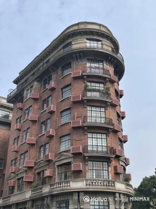 建筑材料变成花    保留建筑整体样貌能看到建筑细节 by Hailuo AI Video Generator