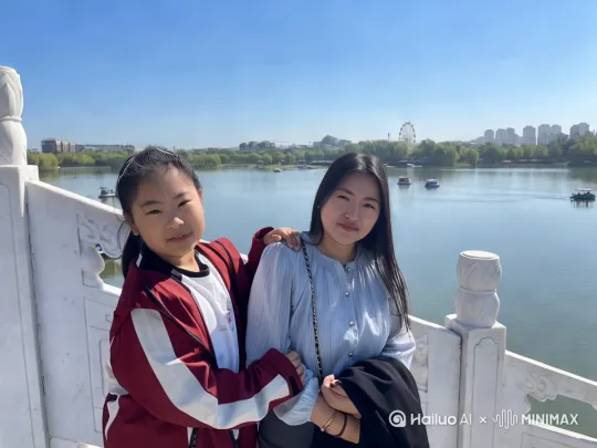 母女在公园里游览湖水和桥，她们玩得很开心。 by Hailuo AI Video Generator