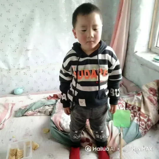 小朋友和公鸡打抖，公鸡嘴叨爪子挠，小朋友腾空而起，手打脚踢，场面激烈，电影效果 by Hailuo AI Video Generator