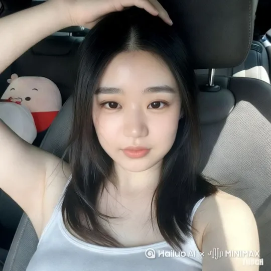 微微一笑，含情脉脉，超现实，高清，整理一下头发。 by Hailuo AI Video Generator