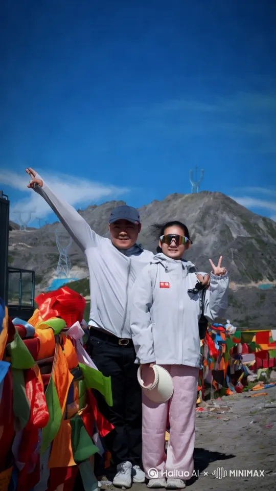我带着女儿开着道奇公羊沿着G318国道以60公里每小时的速度来到了东达山垭口，用无人机航拍车辆疾驰上垭口的行车轨迹，在这里拍下了一张合影 by Hailuo AI Video Generator