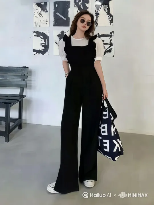主体为面容精致的年轻女性，动作描述缓慢向左旋转360度，电影级运镜配合柔光追焦，视觉风格采用4K超高清电影胶片质感，氛围呈现都市文艺片的冷调光影对比，技术细节使用60帧动作捕捉确保人体比例精准不变形，面部特写保留细腻肤质纹理，手提的袋子精准不变形，符合现实常理 by Hailuo AI Video Generator