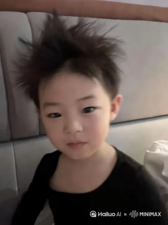 阿凡达从后面过来就抱住 by Hailuo AI Video Generator
