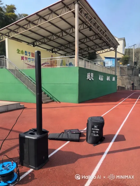 [左移,推进,右摇]我们将 JBL PRXONE 部署在学校操场，播放优美的音乐，大家在操场上载歌载舞。[右移,左摇,跟随]跟随着音乐的节奏，镜头再从每个人脸上扫过。[下降,上摇]最后给到远景，JBL PRXONE 与舞者的合影为片尾。 by Hailuo AI Video Generator