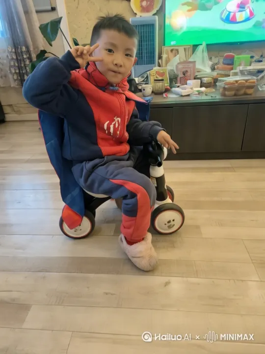 图片中的小孩站起来离开自行车后，快步冲入蜘蛛侠的城市，随后弹射蜘蛛丝后从街道上起飞至旁边大厦的顶楼 by Hailuo AI Video Generator