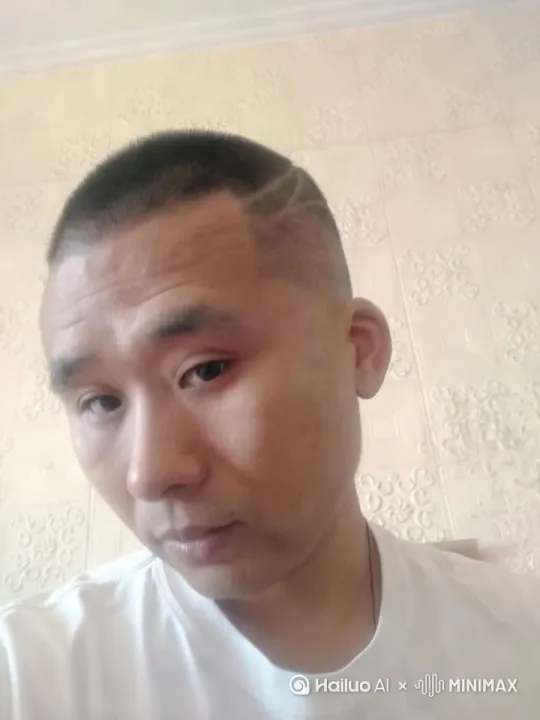 [跟随]主角是一位超级明星 豪车在街道 万千少女 欢呼 喝彩 by Hailuo AI Video Generator
