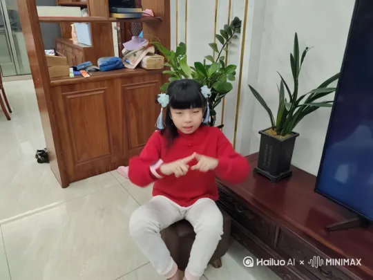 小女孩高兴的跑进房间，不料，看到一只狗熊走了出来，吓得尖叫 by Hailuo AI Video Generator