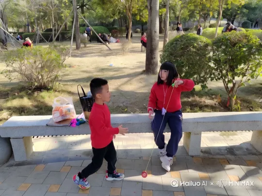 小男孩和小女孩在公园跑步，不料，小男孩飞上天空去追风筝，小女孩也跟着飞了起来。站到了广州塔上面 by Hailuo AI Video Generator