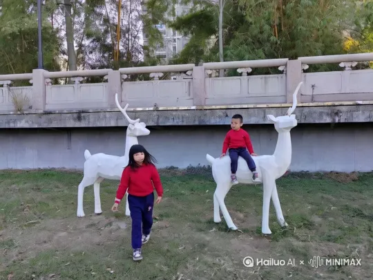 小男孩和小女孩骑在白色的鹿的石雕上，不料，两只白色石雕的鹿动了起来，它们相互握了下手，缓缓地飞上了蔚蓝的天空，白云如棉花般，姐弟俩可高兴了，仰天大笑，飞过高山，跨过大海，来到了花果山摘野果 by Hailuo AI Video Generator