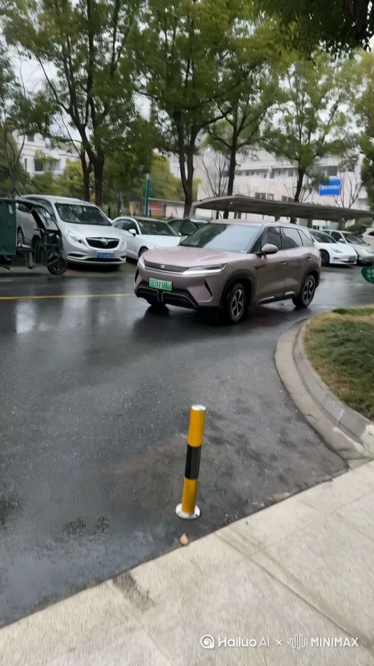 汽车开过，水花溅起，镜头跟随汽车 by Hailuo AI Video Generator