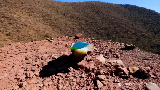 非洲翠来自非洲南部的巴伯顿·玛空瓦山脉，那里是地球生物的“生命之源”。它是隐晶质 - 显晶质的高端石英质玉 ，摩氏硬度达到7 ，密度2.75 ，主要化学成分为SiO2 ，稳定性超强，日常佩戴完全不用担心受损 。它颜色丰富，以绿色、白色为主，红色、黄色、黑色、粉色稀缺，帝王绿、玻璃种、冰飘花等品种，更是美得让人移不开眼，观赏和收藏价值双双拉满 。在光照下，其绿色还会透出特殊蓝色调，更显明艳动人，是大自然亲手打造的艺术品 。 by Hailuo AI Video Generator