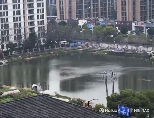 一只巨大的海怪猛然从深海中跃起，庞大的身躯撕裂水面，激起滔天巨浪。它张开血盆大口，露出锋利如锯的尖牙，闪烁着寒光。[镜头跟随海怪的动作向右平移，同时轻微向左摇动，捕捉其凶猛的气势和动态的细节] by Hailuo AI Video Generator