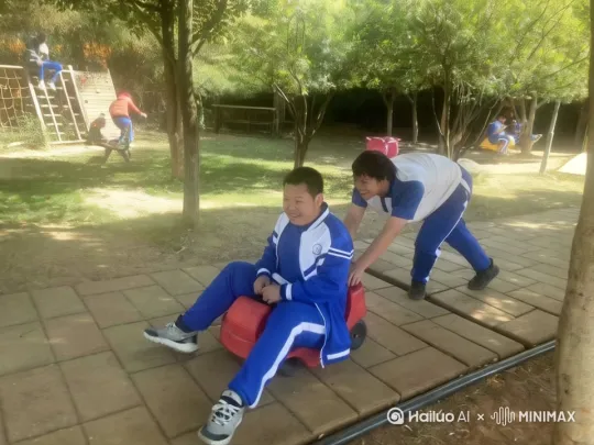 后面的男人推着车载着前面的男人开始动，车上的男人大笑着把手指向前方，之后两人化作一团烟雾，无影无踪 by Hailuo AI Video Generator