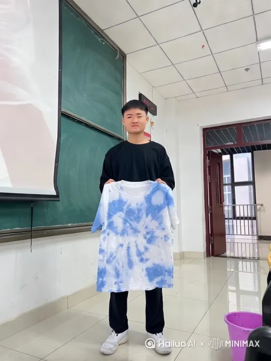 希区柯克变焦脸是主体，脸上的表情随着拉近变得夸张 by Hailuo AI Video Generator
