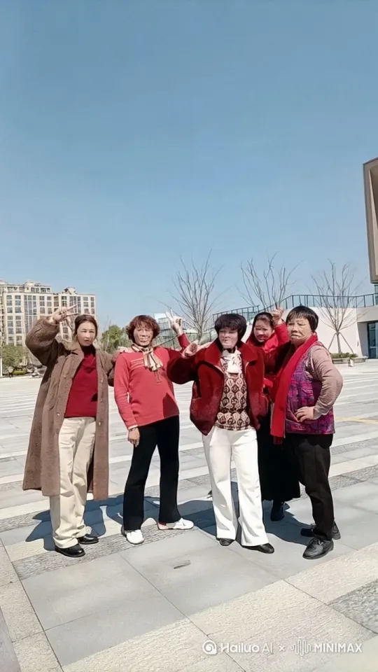 镜头移动，动态跟随，让画面中的人物顿时用武功打起 来，打的非常激烈 ，有的跳起来打 ，地上的尘土爆炸起来  电影版 by Hailuo AI Video Generator