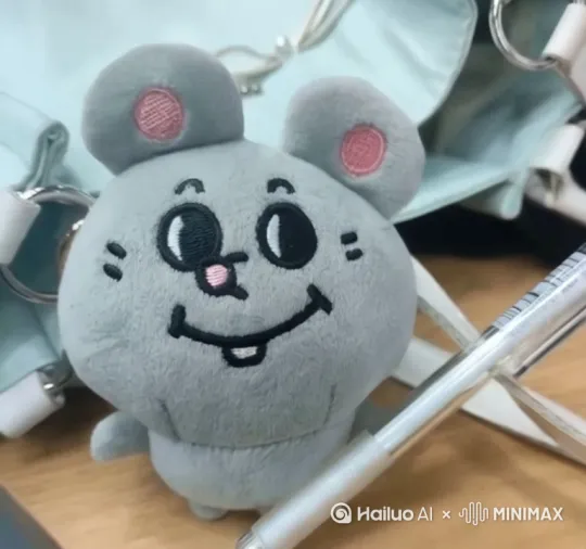 1|0:00 - 0:05|全景|大学男生宿舍，杂乱的桌子上放着一个精致的仓鼠笼，里面鼠鼠正疯狂跑滚轮。|鼠鼠我呀，终于上大学啦，听说这里美女如云，本鼠的幸福生活要开始咯！|轻松愉快的背景音乐（播放至结束），滚轮转动声|男生宿舍|
|2|0:05 - 0:12|特写|鼠鼠趴在笼子边，眼睛直勾勾地盯着刚进宿舍的女生，流口水。|哇塞，这难道就是传说中的女大学生？爱了爱了！|夸张的心跳声|男生宿舍|
|3|0:12 - 0:20|中景|鼠鼠在宿舍里大摇大摆地走着，周围围了一群不同品种的漂亮鼠鼠。|姐妹们，都别争了，以后你们都是我的后宫！|搞笑的争风吃醋音效|男生宿舍|
|4|0:20 - 0:25|近景|鼠鼠拿着一片青菜叶，依次喂给后宫的鼠鼠们。|来，宝贝们，都多吃点，长胖点才可爱。|欢快的进食音效|男生宿舍|
|5|0:25 - 0:32|中景|鼠鼠带着后宫鼠鼠们在宿舍开派对，用瓜子壳当酒杯，饮料瓶盖当盘子。|今天本鼠高兴，大家不醉不归！|派对狂欢音效|男生宿舍|
|6|0:32 - 0:40|近景|鼠鼠和其中一只鼠鼠坐在窗台上看夕阳，深情对视。|宝，你知道吗？我想和你一直看遍每一场夕阳。|轻柔的音乐|男生宿舍窗台|
|7|0:40 - 0:45|全景|突然宿舍门被打开，宿管阿姨走进来，鼠鼠和后宫们惊慌失措。|不好，宿管阿姨来了，快躲起来！|紧张的音效|男生宿舍| by Hailuo AI Video Generator