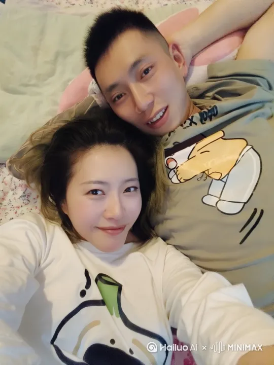 画面中的两人深情对视，接着两个人手拉手倒在地面上，枕着松软的枕头盖着一床碎花的被子同床而眠。 by Hailuo AI Video Generator