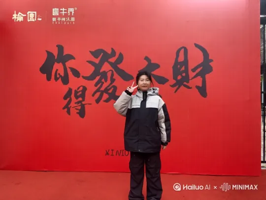 画面角落里走入一只矮矮胖胖的小黄人，它有着黄色的像胶囊形状的身体，戴着护目镜，穿着牛仔色的背带裤。它跑到画面的人物身边，然后从背后掏出一个黄澄澄的香蕉，期待地看着人物。人物接过香蕉表示感谢，人物转过身拿出了一把冲锋枪扫射小黄人 by Hailuo AI Video Generator