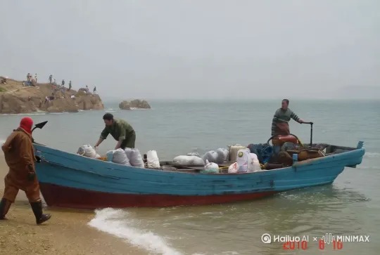 荒诞，海浪，水中鱼儿纷纷跃出水面，一群海鸥飞向小船，三个人漂起来了，飞碟出现 by Hailuo AI Video Generator