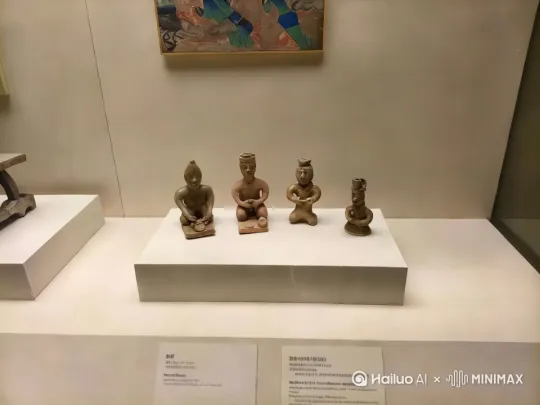 根据搜索结果，以下是国内大学心理学专业常用的教材及推荐书目，按学科领域分类整理：

---

### **一、基础与核心课程教材**
1. **普通心理学**  
   - **《普通心理学》（第5版）**  
     作者：彭聃龄，出版社：北京师范大学出版社  
     *被多所高校指定为入门教材，系统讲解心理学基础概念，涵盖生物心理学、认知心理学等领域。*  
   - **《心理学与生活》**  
     作者：理查德·格里格、菲利普·津巴多，译者：王垒等，出版社：人民邮电出版社  
     *国际经典教材，结合生活实例，适合拓展阅读。*  

2. **发展心理学**  
   - **《发展心理学》**  
     作者：林崇德，出版社：人民教育出版社  
     *系统介绍个体心理发展规律，重点涵盖儿童至青少年阶段。*  
   - **《儿童心理学》**  
     作者：朱智贤，出版社：人民教育出版社  
     *侧重儿童心理发展的理论与实证研究。*  

3. **实验心理学**  
   - **《实验心理学》**  
     作者：朱滢，出版社：北京大学出版社  
     *详细讲解实验设计、数据分析和经典实验范式。*  
   - **《实验心理学》**  
     作者：郭秀艳，出版社：人民教育出版社  
     *结合认知神经科学的前沿研究，适合进阶学习。*  

4. **心理统计与测量**  
   - **《现代心理与教育统计学》**  
     作者：张厚粲，出版社：北京师范大学出版社  
     *统计学基础教材，涵盖描述统计与推断统计方法。*  
   - **《心理与教育测量》**  
     作者：戴海崎，出版社：暨南大学出版社  
     *系统介绍测量理论与常用心理测验工具。*  

---

### **二、应用与分支学科教材**
1. **社会心理学**  
   - **《社会心理学》（第13版）**  
     作者：戴维·迈尔斯，出版社：人民邮电出版社  
     *经典教材，涵盖社会认知、人际关系等主题，案例丰富。*  

2. **心理咨询与治疗**  
   - **《心理咨询与心理治疗》**  
     作者：钱铭怡，出版社：北京大学出版社  
     *理论与实践结合，介绍主流疗法与技术。*  
   - **《存在主义心理治疗》**  
     作者：欧文·亚隆，出版社：商务印书馆（中译本）  
     *探讨死亡、自由等存在主义议题，适合拓展阅读。*  

3. **人格心理学**  
   - **《人格心理学》**  
     作者：郑雪，出版社：暨南大学出版社  
     *整合多学派理论，分析人格形成与评估。*  

4. **教育心理学**  
   - **《当代教育心理学》**  
     作者：陈琦、刘儒德，出版社：北京师范大学出版社  
     *结合教育实践，解析学习动机、教学策略等。*  

---

### **三、拓展与经典书目**
- **《进化心理学》**  
  作者：戴维·巴斯，出版社：商务印书馆（中译本）  
  *从进化视角解析人类行为，适合对生物心理学感兴趣的学生。*  
- **《释梦》**  
  作者：弗洛伊德，出版社：商务印书馆（中译本）  
  *精神分析经典著作，探讨潜意识与梦的解析。*  
- **《心理学的故事：源起与演变》**  
  作者：莫顿·亨特，出版社：陕西师范大学出版社（中译本）  
  *以历史视角梳理心理学发展脉络，通俗易懂。*  

---

### **四、注意事项**
1. **版本与出版社差异**  
   部分教材有多个版本（如《普通心理学》），建议选择最新版或高校指定版本。
2. **理科核心课程**  
   如生理心理学、认知神经科学等需结合《人体解剖学》等生物学教材。  
3. **实践结合**  
   部分课程（如心理统计学）需配合软件（SPSS、R语言）进行实操训练。

更多完整教材列表可参考：[爱问教育：大学心理学教材](https://edu.iask.sina.com.cn/jy/3uuSeKxaSHl.html)。 by Hailuo AI Video Generator