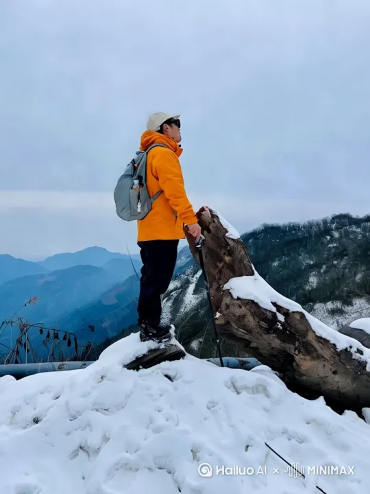 一个人站在山上 看山下的云海。无人机运镜 by Hailuo AI Video Generator