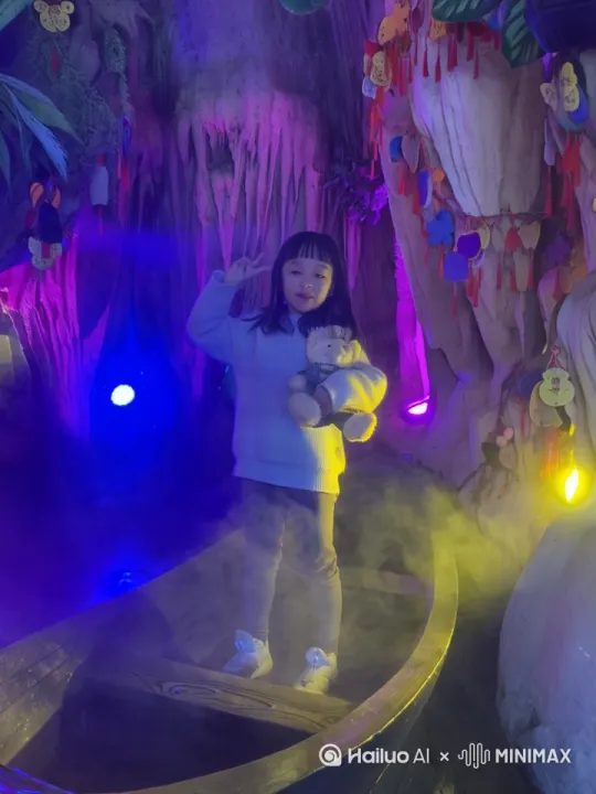 请照片里的小女孩变成一个小仙女，并在身后慢慢长出一对翅膀，慢慢的飞起来，眼睛一直微笑的看着我们。自主运镜。 by Hailuo AI Video Generator