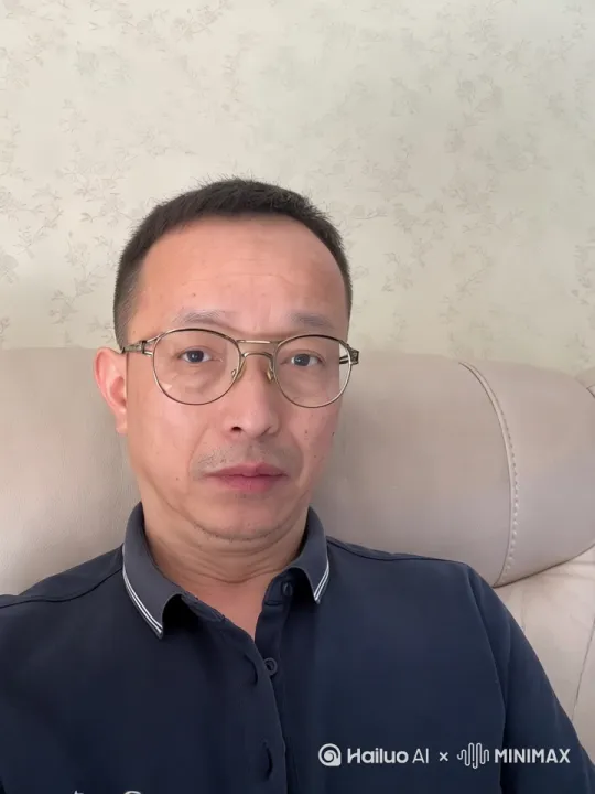 [晃动]人物在天空中跳伞飞翔，表情惊喜，镜头跟着主角在运动，镜头快速运动 by Hailuo AI Video Generator