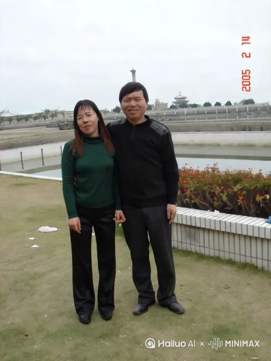 两个人手牵手向左边慢慢飞起来。用无人机跟拍的视角展示。[右移,左摇,跟随] by Hailuo AI Video Generator