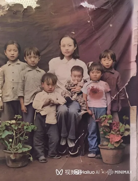 镜头推近每个人的脸，表情逐渐微笑，孩子们拍拍手打个招呼哦 by Hailuo AI Video Generator
