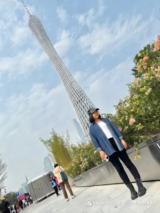 360度旋转运镜[左移,右摇,跟随] by Hailuo AI Video Generator