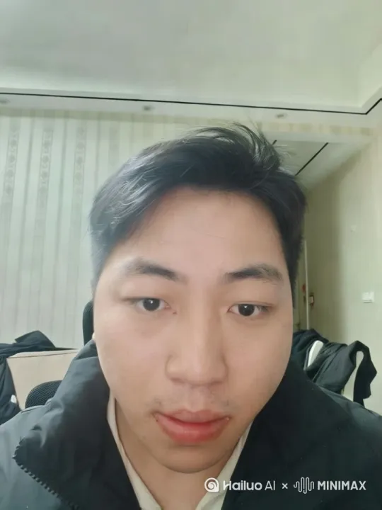 地下停车场，左边一辆废弃汽车，男主靠在上面，身穿战术背心，男主手中拿了一把手枪，身上布满了大战后的痕迹，身上有些血迹，特写镜头[左移,上升] by Hailuo AI Video Generator