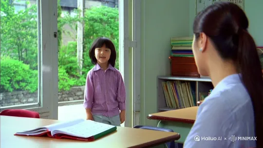 孩子说：“妈妈，老师上课都不叫我回答问题。老师背对着我们。”妈妈问孩子：你心里不开心。孩子说：是的。妈妈问孩子：你会吗？孩子说：妈妈我会的，老师就是不叫我回答。妈妈说：那就行了，只要你会就行。学习的目的是让你把老师的东西变成自己的，放在自己的脑子里。这个世界不是所有的事情都要让别人知道，不是所有的事情都会有公平。孩子说：妈妈我不懂。妈妈说：不懂，先记着。孩子乖乖点头说：妈妈我记着。妈妈说：现在还难受吗？孩子说：妈妈我现在不难受了，刚才和你说的时候，还挺难受，现在好了。其实孩子缺少的是个交流的人而已。耐心听孩子讲过，回过头来，什么都不是。[左移] by Hailuo AI Video Generator