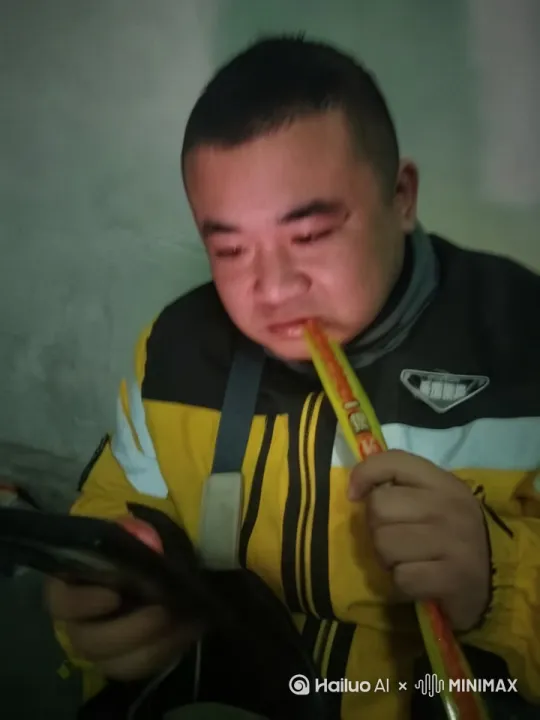 他是一个外卖员，现在每天都在在攒钱，想娶老婆每天都不舍得吃饭，都吃的方便面，喝辣条是找不到老婆生成一个这样的视频 by Hailuo AI Video Generator