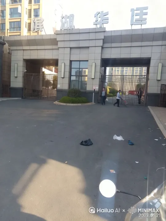 彻底打开格栅铁门，让这条路变得车来车往 by Hailuo AI Video Generator
