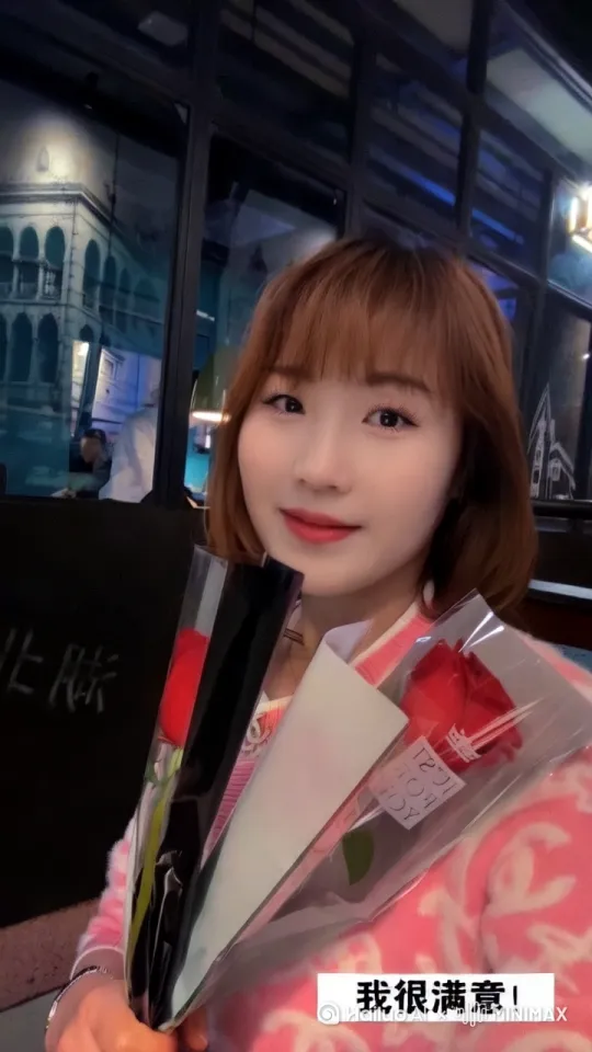 左移，左摇，微笑，移动。 by Hailuo AI Video Generator