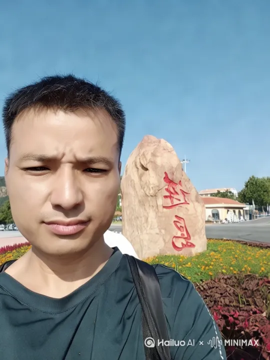 把图片中的人物出现在山巅云海中，人物要穿着汉服，[右移,左摇,跟随] by Hailuo AI Video Generator