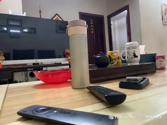 手拿起桌上水杯 by Hailuo AI Video Generator