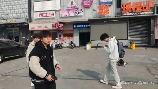 快速百快速摆出阵型进行跳舞。 by Hailuo AI Video Generator