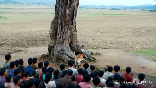 【8K高清】在宁静的中国村庄旁，一片略显荒芜的土地上，一棵大树静静伫立。镜头从村庄全景缓缓拉近，聚焦到荒地与大树，细腻展现树皮的纹理和荒地的细节。

突然，画面中出现约100人，男女老少神色各异，聚集在大树旁。镜头迅速切换到他们注视的方向——一只灵动的猴子敏捷地爬上一只山羊的背，猴子的动作轻盈而迅速，山羊则略显惊讶但保持稳定。

采用跟拍运镜，镜头紧紧跟随骑在羊背上的猴子，山羊驮着猴子朝村外狂奔。从猴子和山羊的近景，捕捉猴子紧抓羊毛的细节和山羊奔跑时肌肉的颤动，拉远至它们奔跑在村道上的远景，展示出这奇特一幕在乡村背景下的动态画面。羊蹄踏起的尘土、猴子随风摆动的尾巴，以及周围村民惊讶的表情，都被8K高清镜头细腻捕捉，让观众仿若置身现场，目睹这场别开生面的“出逃”。【8K高清】在宁静的中国村庄旁，一片略显荒芜的土地上，一棵大树静静伫立。镜头从村庄全景缓缓拉近，聚焦到荒地与大树，细腻展现树皮的纹理和荒地的细节。

突然，画面中出现约100人，男女老少神色各异，聚集在大树旁。镜头迅速切换到他们注视的方向——一只灵动的猴子敏捷地爬上一只山羊的背，猴子的动作轻盈而迅速，山羊则略显惊讶但保持稳定。

采用跟拍运镜，镜头紧紧跟随骑在羊背上的猴子，山羊驮着猴子朝村外狂奔。从猴子和山羊的近景，捕捉猴子紧抓羊毛的细节和山羊奔跑时肌肉的颤动，拉远至它们奔跑在村道上的远景，展示出这奇特一幕在乡村背景下的动态画面。羊蹄踏起的尘土、猴子随风摆动的尾巴，以及周围村民惊讶的表情，都被8K高清镜头细腻捕捉，让观众仿若置身现场，目睹这场别开生面的“出逃”。 by Hailuo AI Video Generator