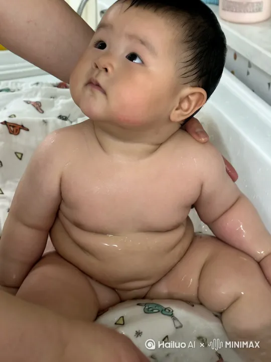 镜头拉远，画面中的婴儿穿着纸尿裤站起来，双手举起晃动，两只脚站立着，有节奏地踮脚跳舞。 by Hailuo AI Video Generator