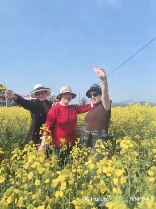二三位美女笑靥如花频频向观众招手致意右边和左边的姑娘还上跳起 by Hailuo AI Video Generator
