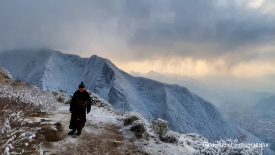 白雪初下天山外   浮云直向五原间
传统古风 by Hailuo AI Video Generator