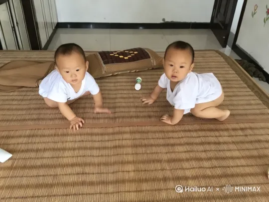 左边小孩站起来跳踢踏舞，右边小孩笑哈哈 by Hailuo AI Video Generator