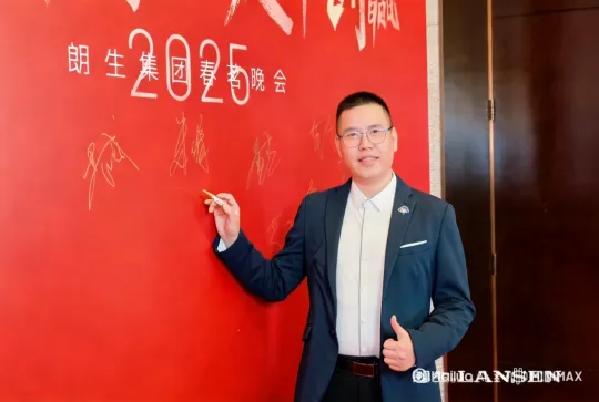 他正他正在黑板上写着我好想你的字样，而且还挥舞着双手向大家致以亲切的问候。 by Hailuo AI Video Generator