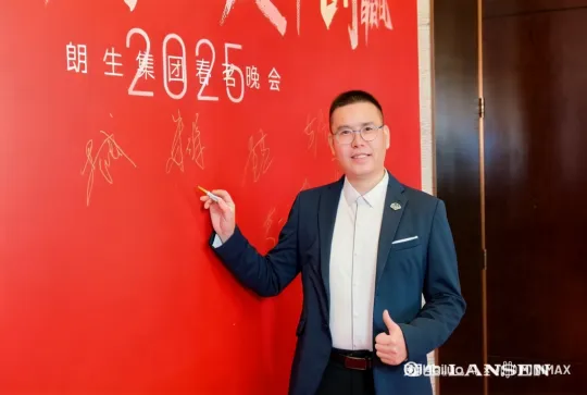 变形金刚进入画面并拥抱了这个帅哥 by Hailuo AI Video Generator