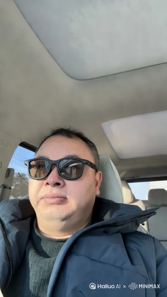 根据我的头像生成一个视频 视频中的人在哈尔滨滑雪的场景 视频中有山顶滑到山角 滑雪道两边都是白桦树 滑雪动作360度展示 正脸高空拍摄 要求画面清晰环境美观 by Hailuo AI Video Generator